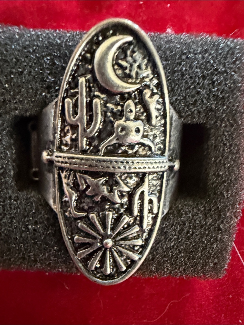 Antique Silver Tone Desert Motif Oval Stretch Statement Ring, (J296)